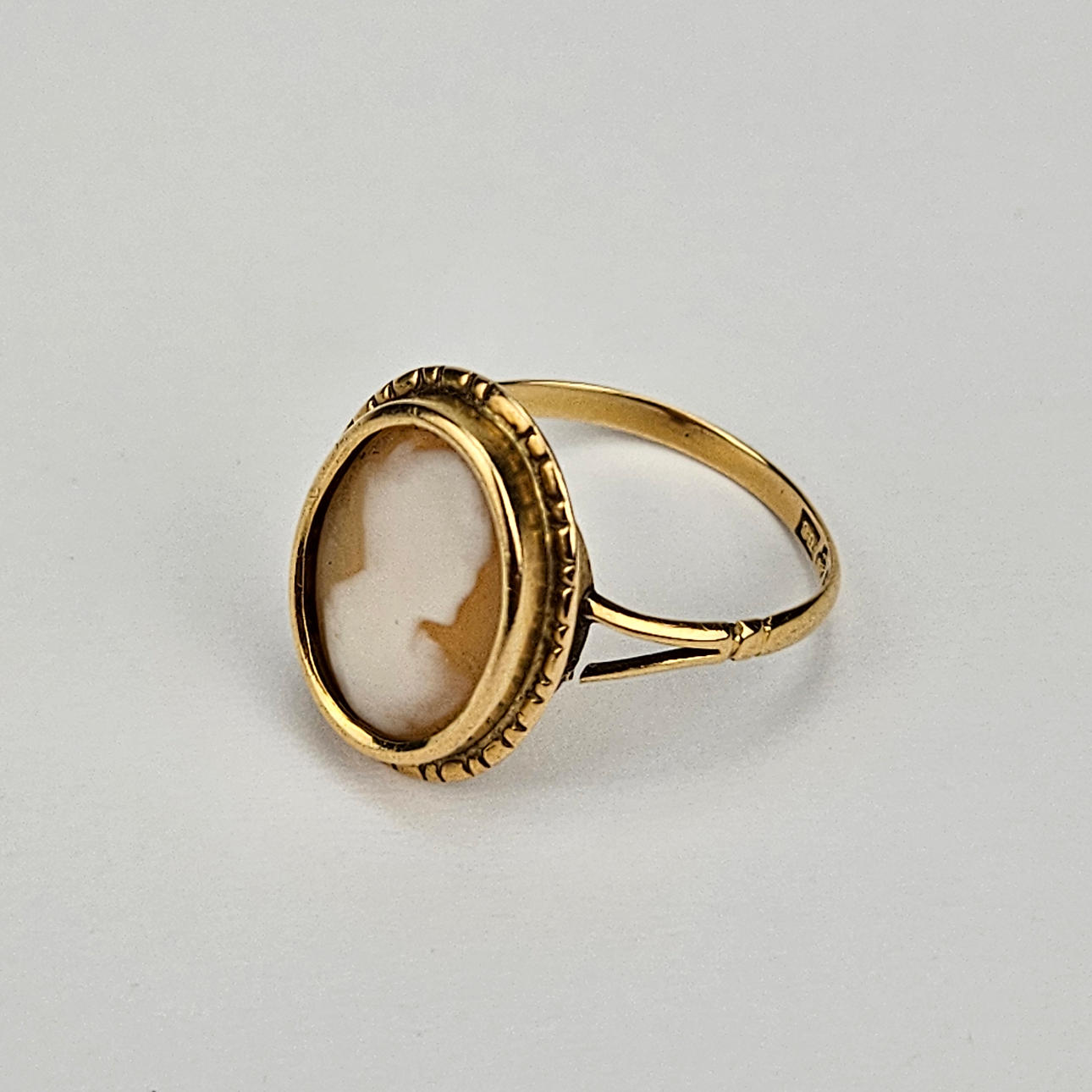 RING MED CAMÉ, guld, 18K, total vikt ca. 2,8 gram.