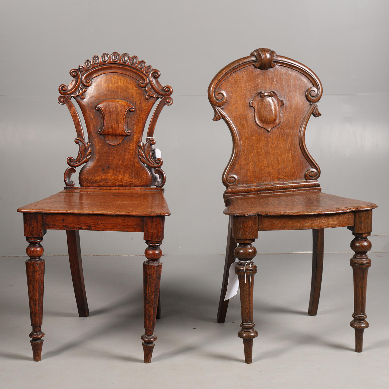 TVÅ VIKTORIANSKA EK HALLSTOLAR (2).