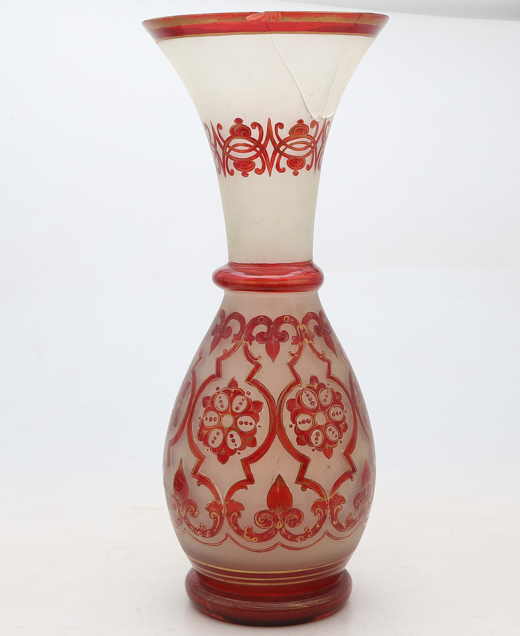 Glasvas vikad i rött, från 1900-talets andra tredjedel. Glas ...