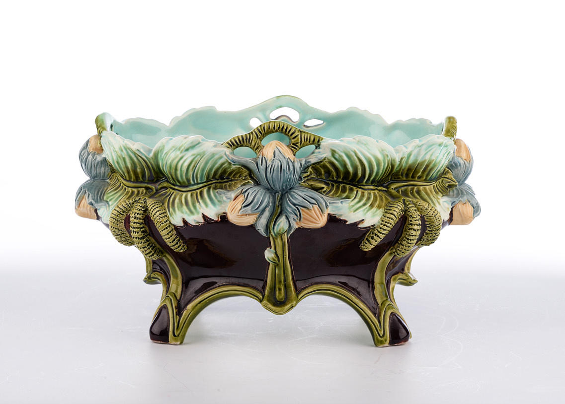 ART NOUVEAU KERAMIK. 4-fots skål för frukt eller till och med cachepot.