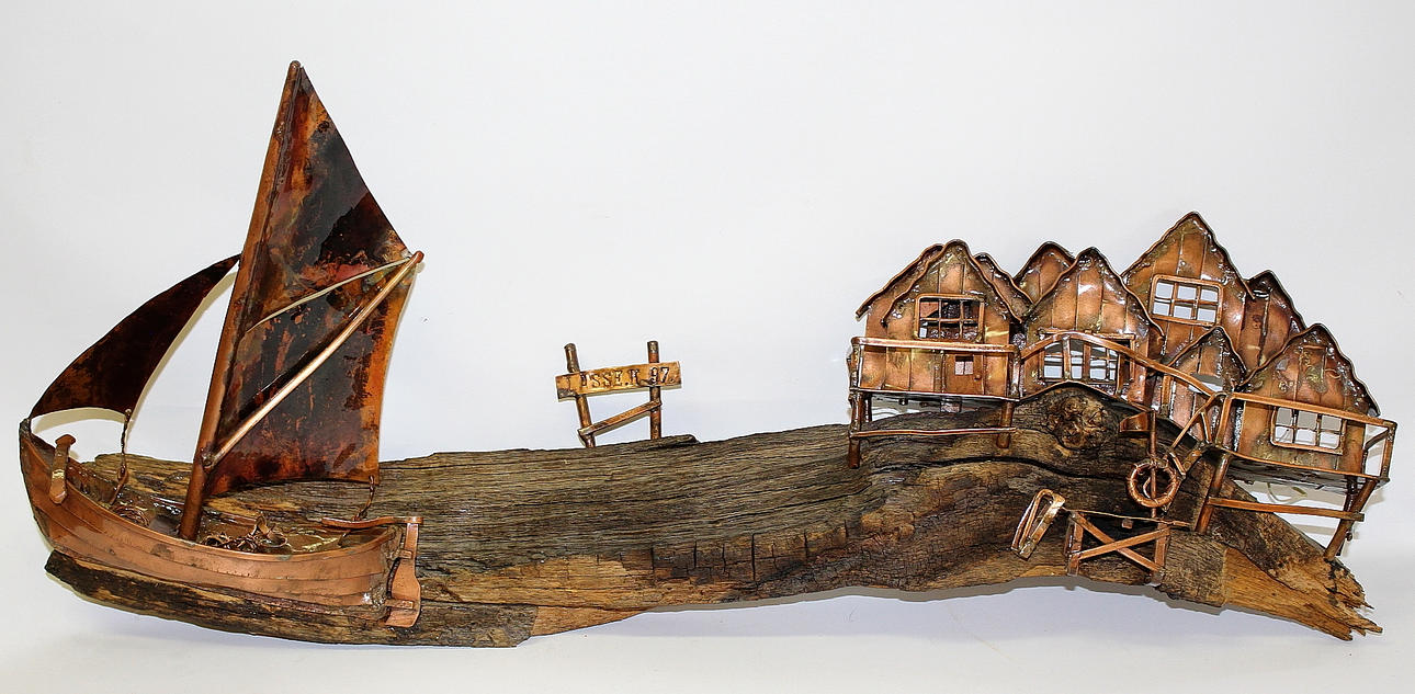 BÅTKONST, trä och koppar med belysning.