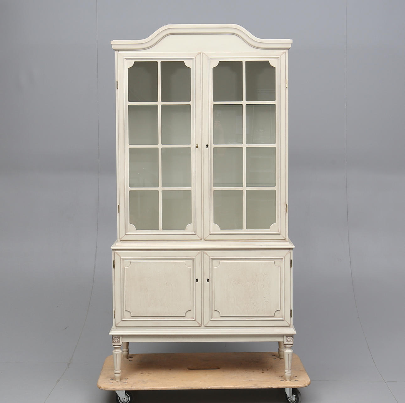 VITRINSKÅP, gustaviansk stil, 1900-talets andra del.