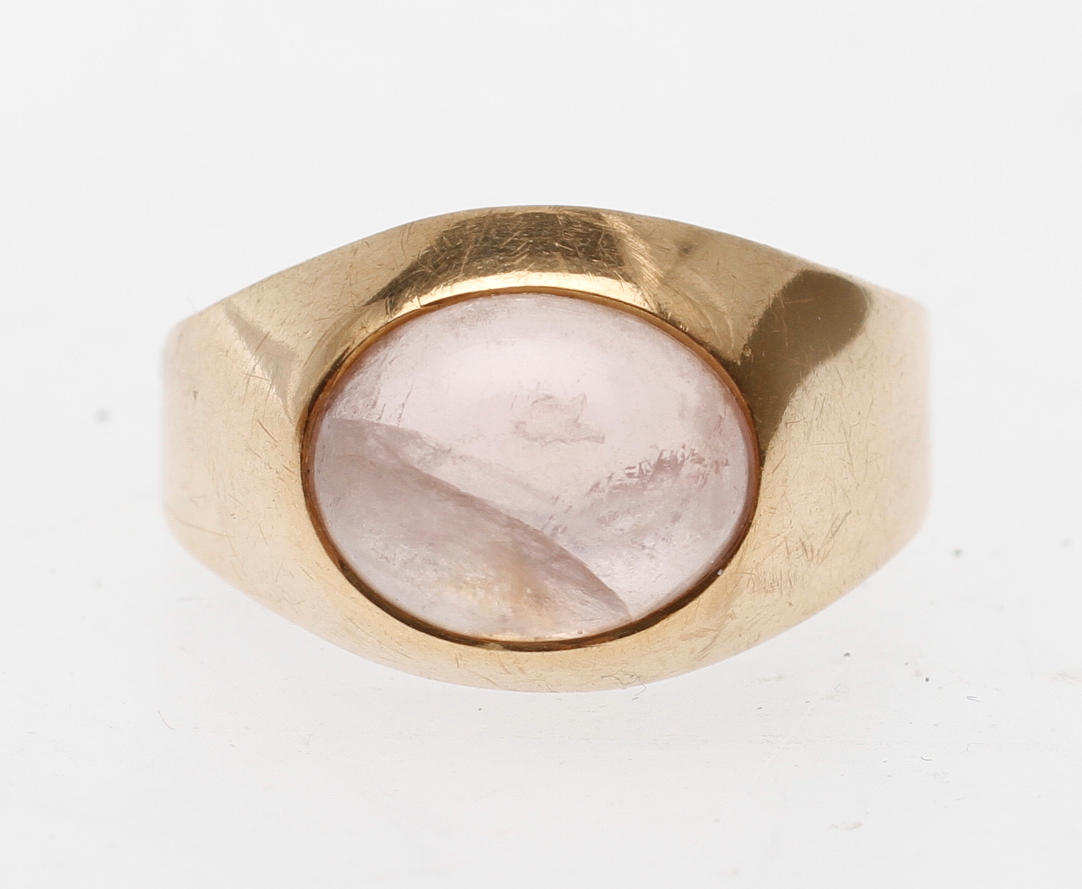 RING, 18k guld, Cabochonslipad rosenkvarts, vikt totalt ca 2,7 gr.