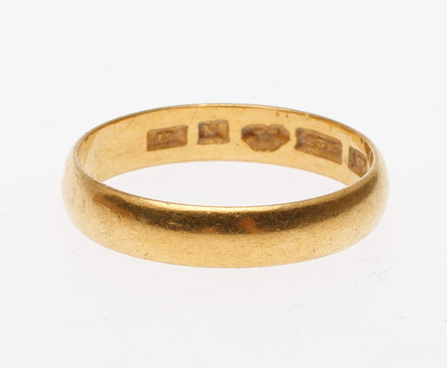 RING, 23k guld, vikt ca 5,7 gr.
