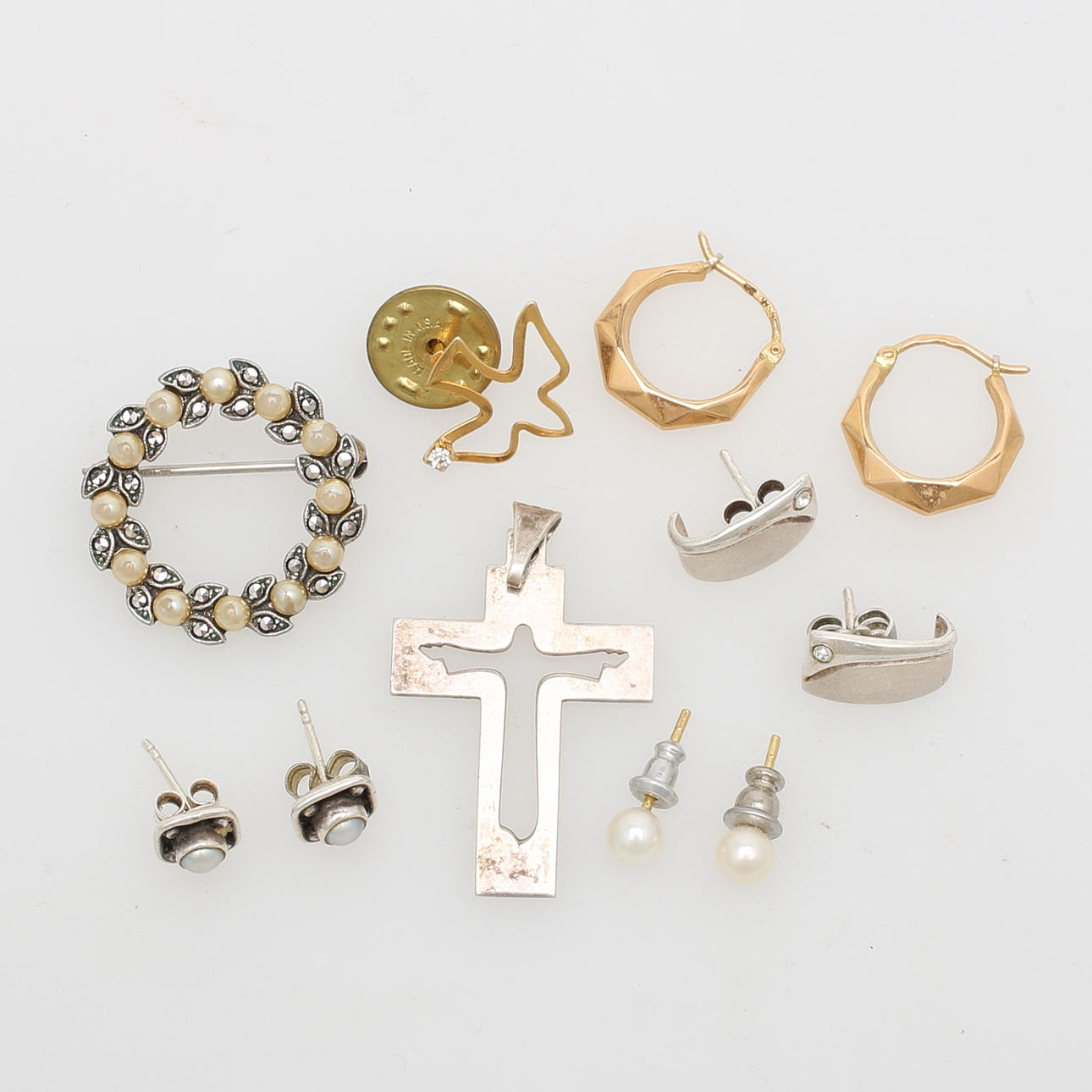 SMYCKEN, 13 st, bl.a guld 18K vikt 1,23 gram.