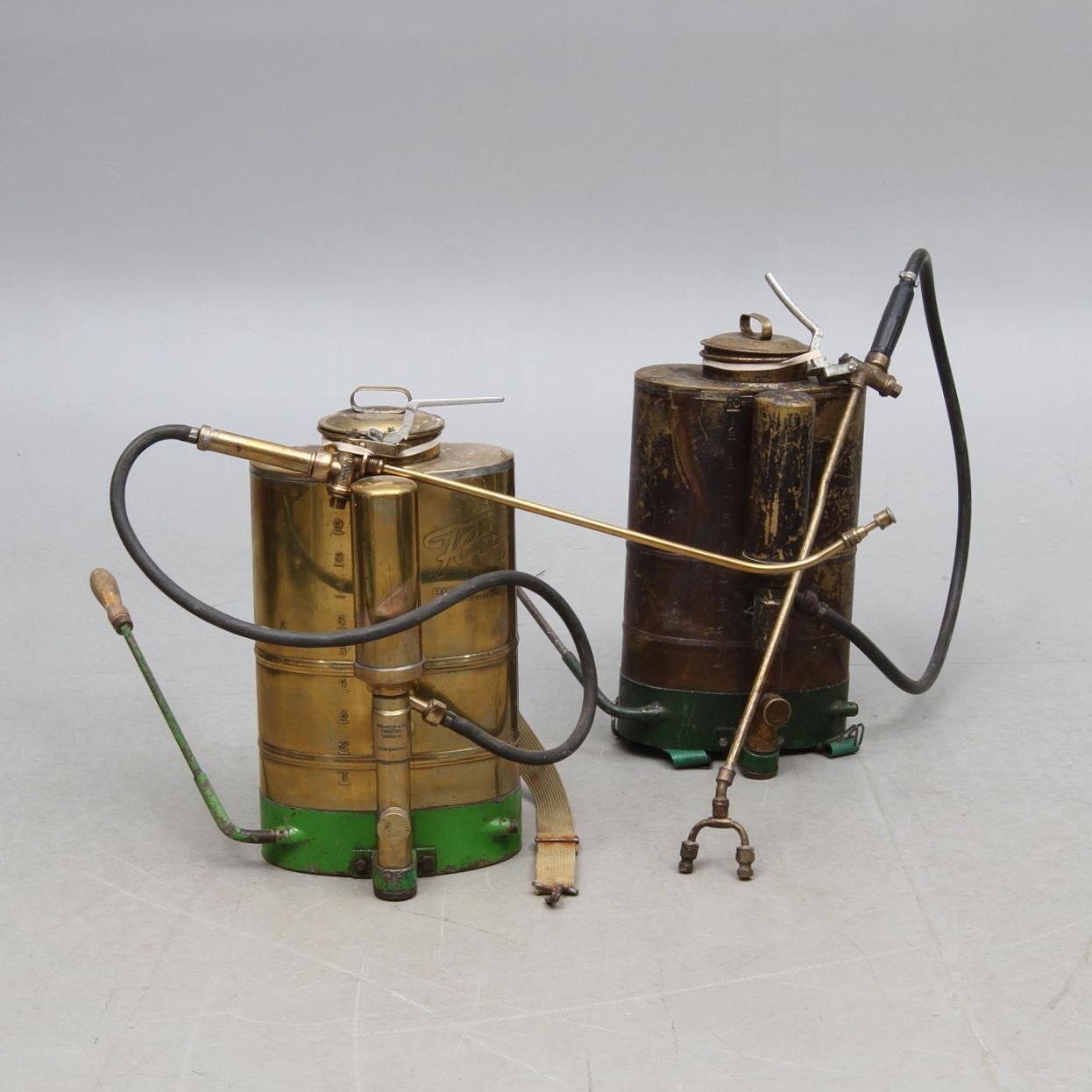 BEKÄMPNINGSSPRUTOR, 2 st, mässing, 1900-talets första hälft.