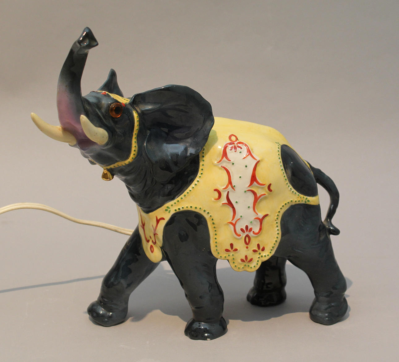 Elefantbordslampa i porslin. 1930-tal. Danamrk.