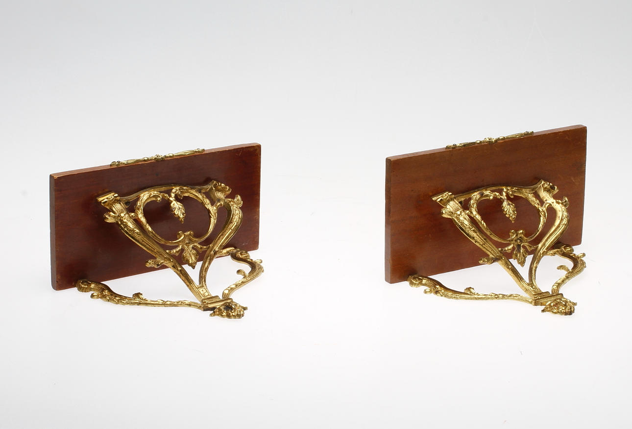 KONSOLHYLLOR, ett par, snarlika, 1900-tal.