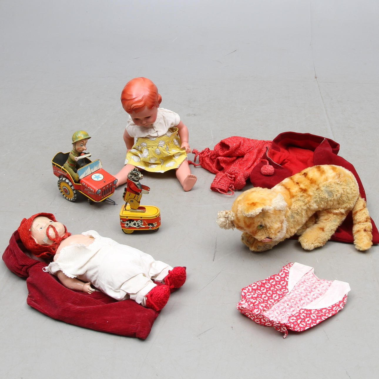 CELLULOIDDOCKA, Sköldpadda 45. Tillkommer plåtleksaker, trasig docka och lejon.