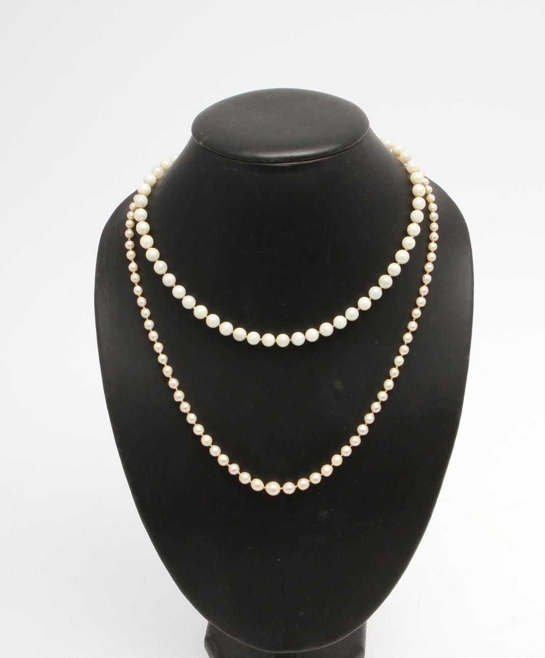 PÄRLCOLLIER, 2 st, varav 1 st med 14k guldlås.