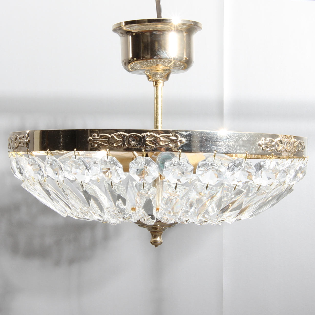 TAKLAMPA, behängd med prismor, 2000-tal.