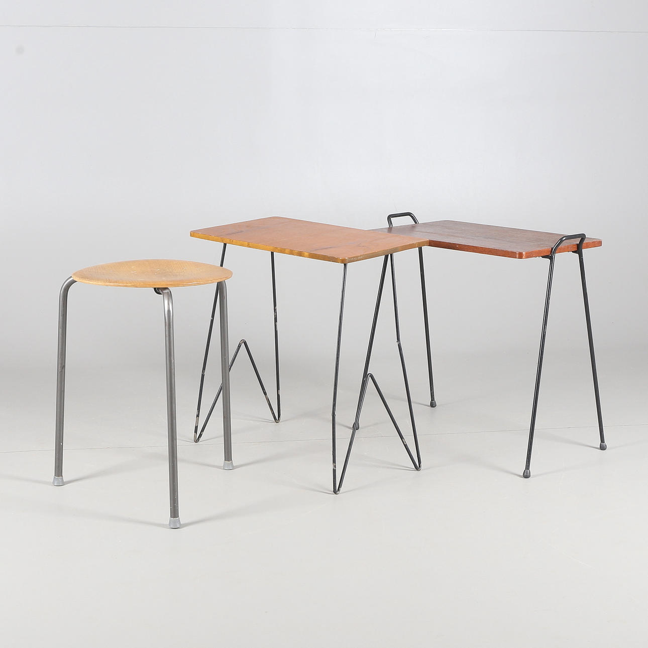 SIDOBORD, 2 st, samt SITTPALL, 1900-talets andra hälft.