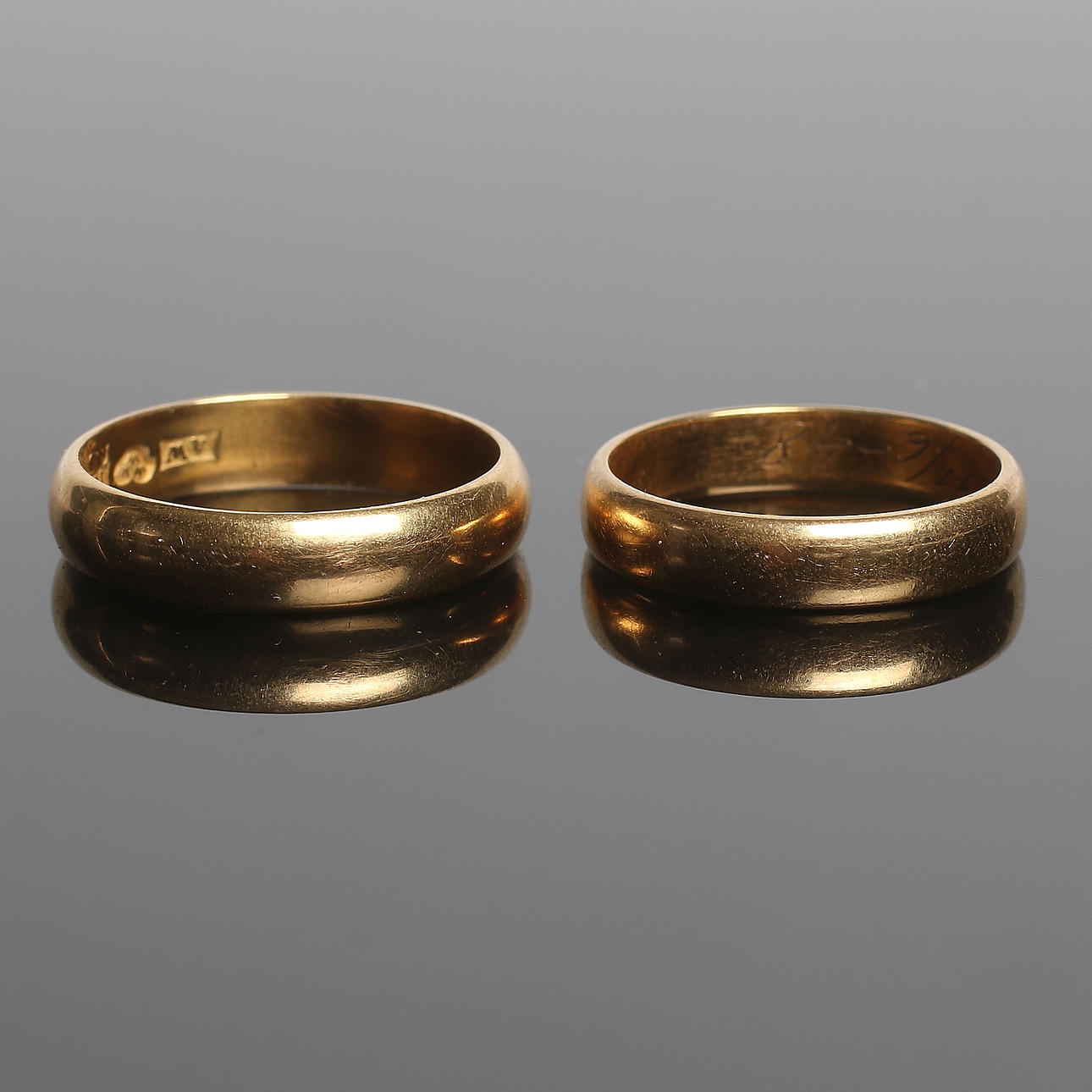 RINGAR, 2 st, 18k guld, Wickholms guldsmedsaffär, Sundsvall, 1966. Vikt 10 gram.