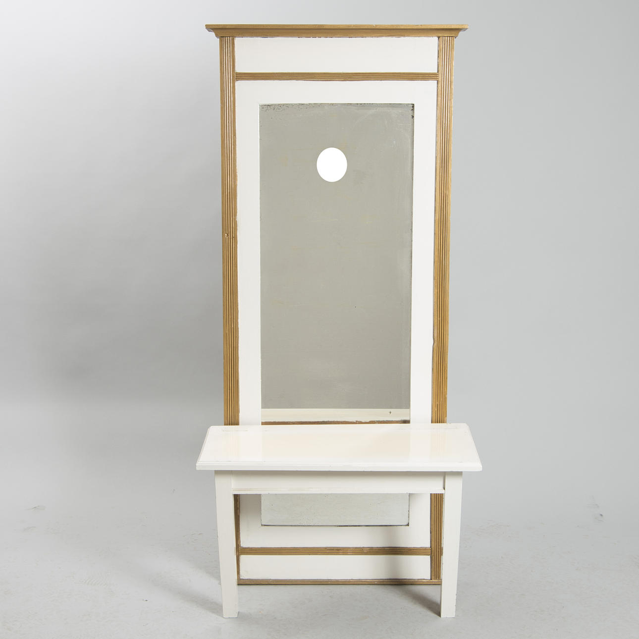 SPEGEL MED KONSOL, vitmålad med förgyllningar, tidigt 1900-tal.