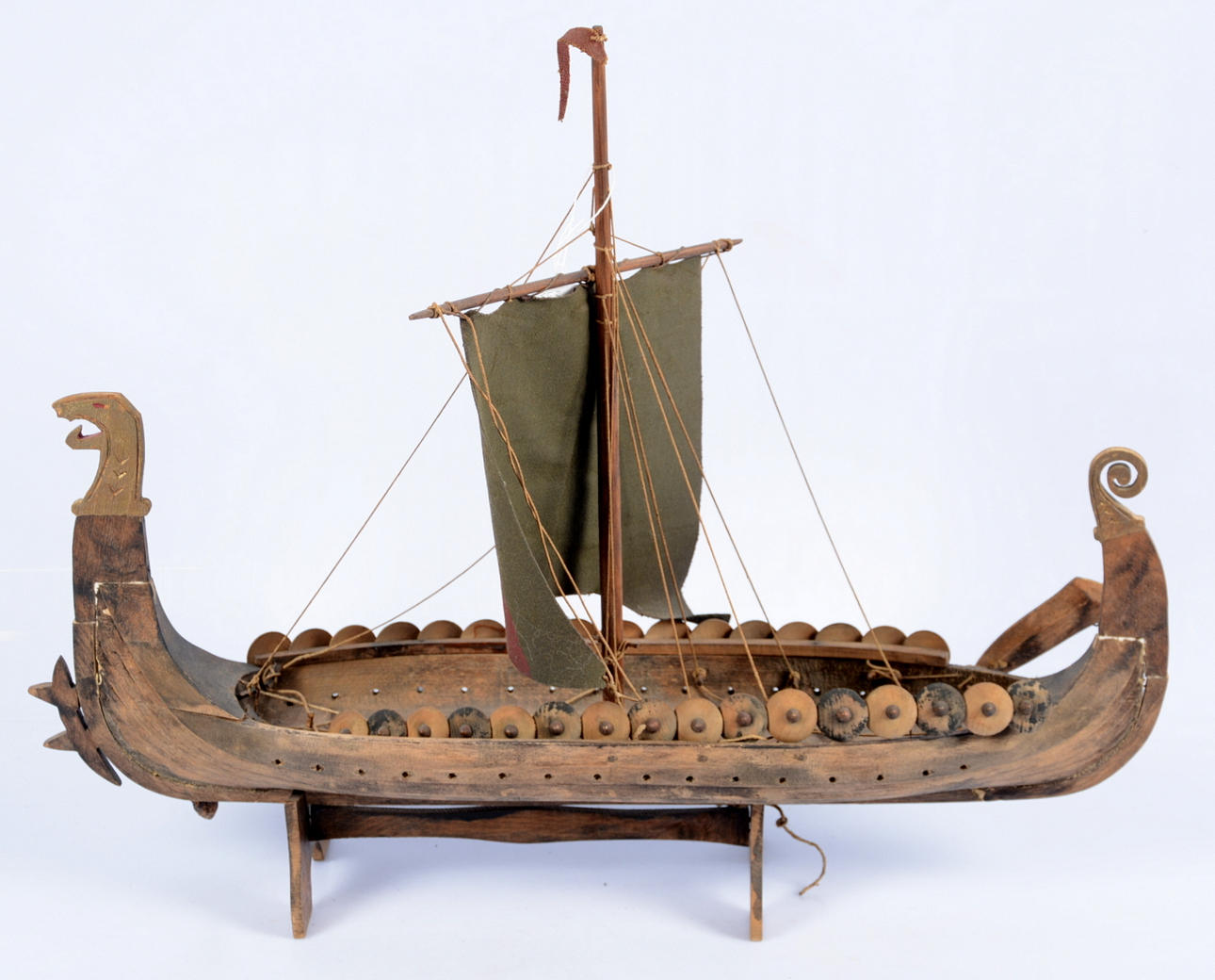 FARTYGSMODELL, Vikingaskepp, trä, 1900-talets senare hälft.