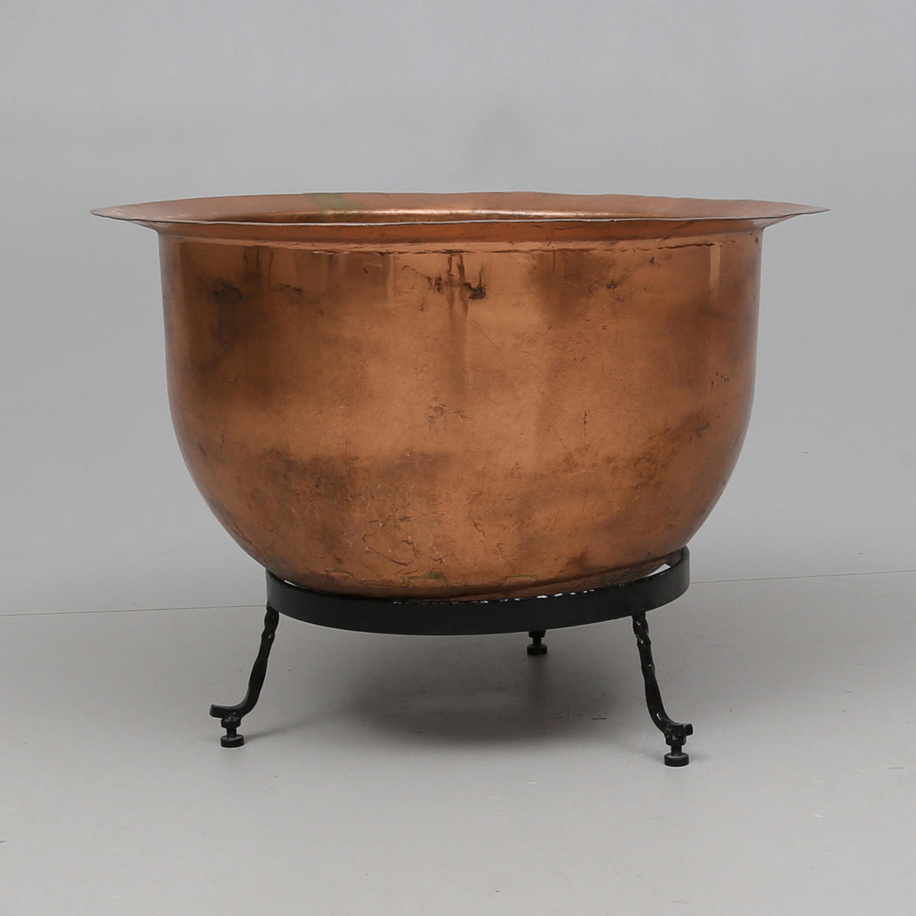 KITTEL med ställning, mässing och koppar samt smidesjärn, 1900-tal.