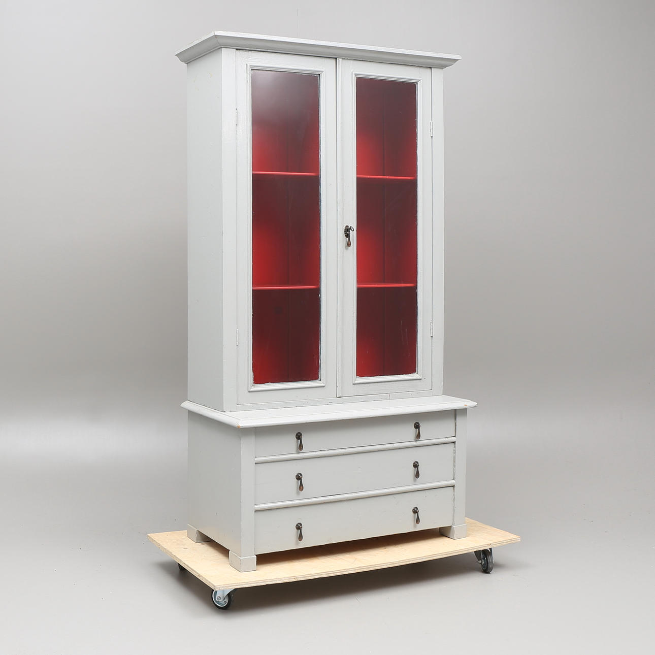 DOCKSKÅP/VITRINSKÅP, 1900-talets första hälft.