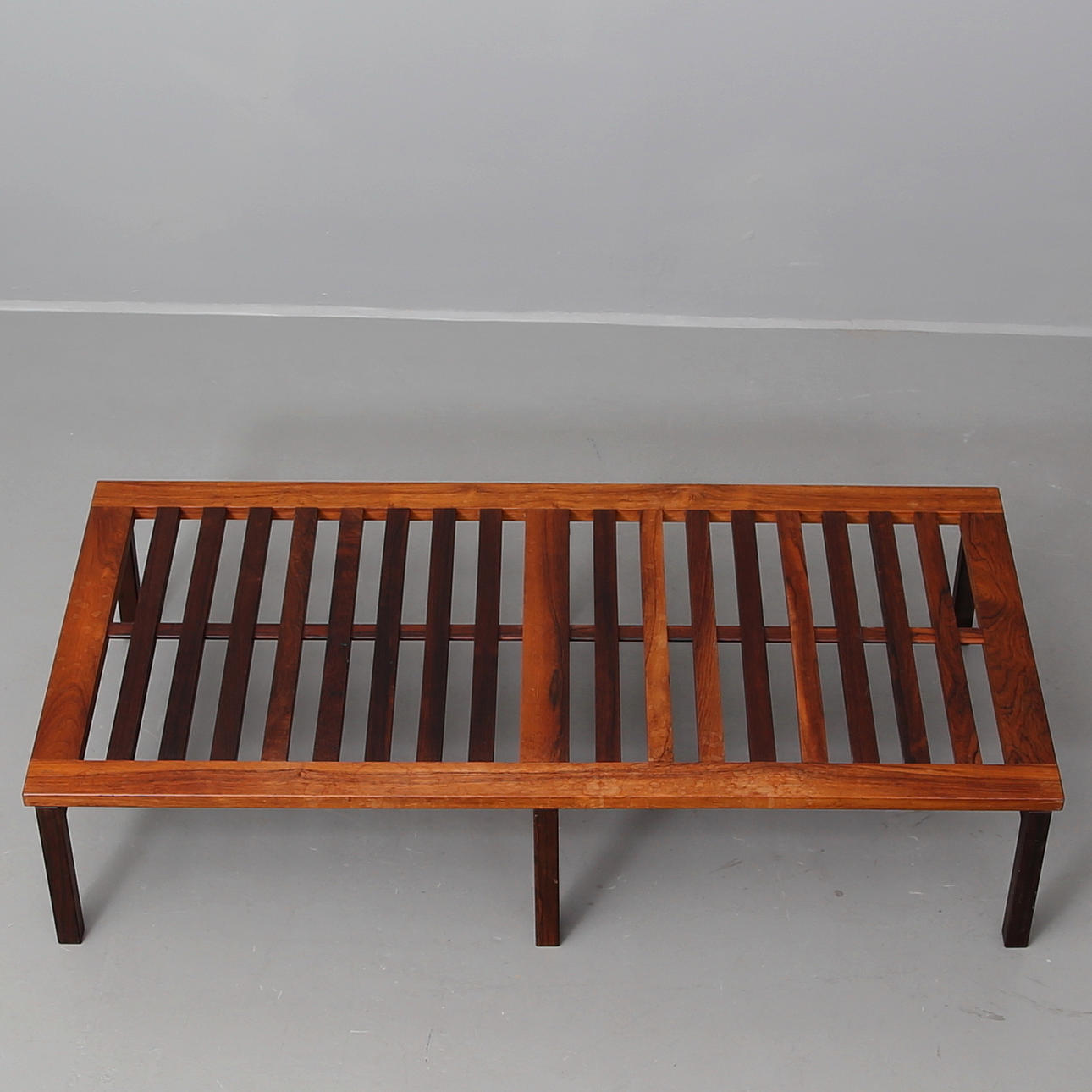 HANS J WEGNER. Bänk i palisander för Andreas Tuck, Made In Denmark. Brännstäplad.