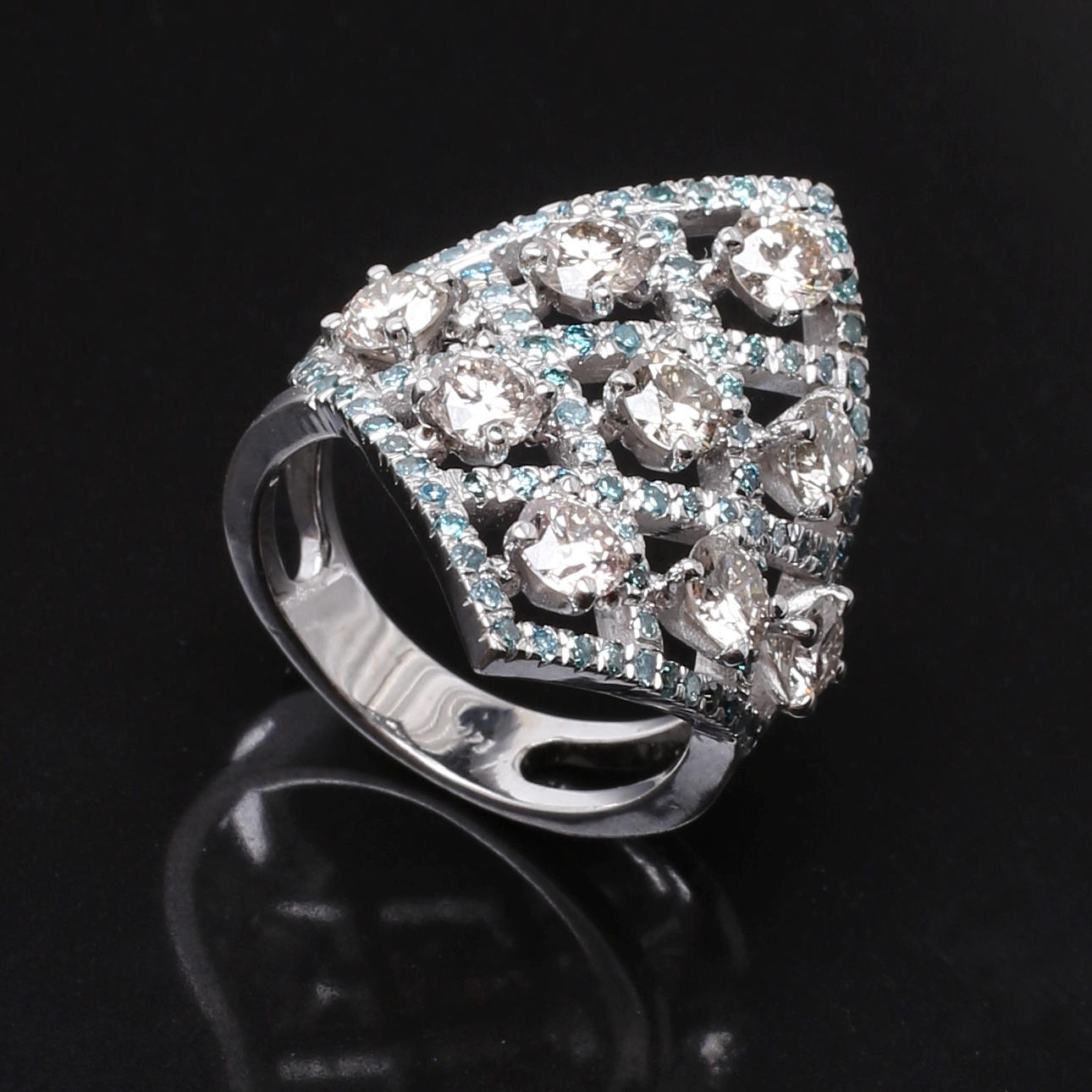 RING i 14 K vitguld besatt med diamanter 3,20 ct.