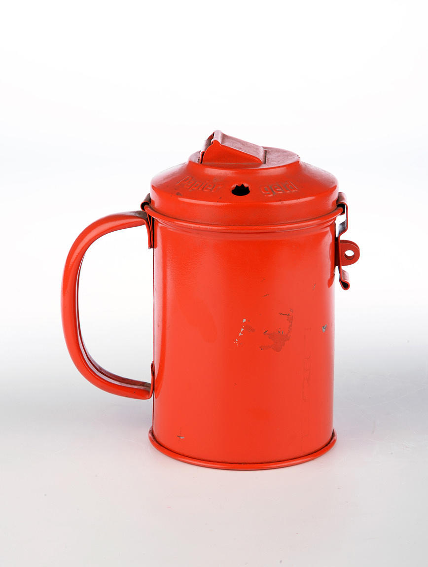 WESCO. Röd sparbössa Cylindrisk form a la samlingslåda.