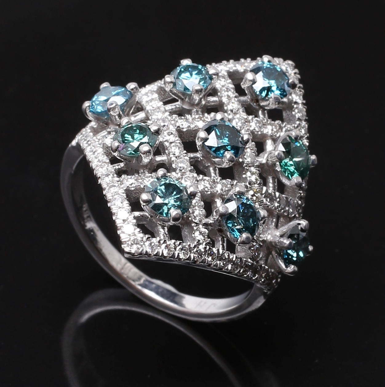 RING i 14 K vitguld besatt med diamanter 3,20 ct.