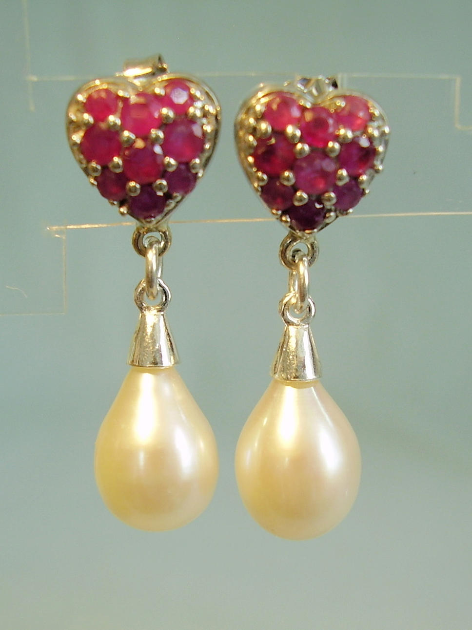 RUBY HJÄRTA ÖRHÄNGEN MED PÄRLOR.