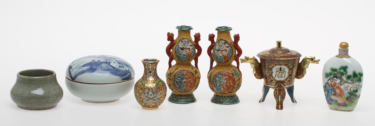 PARTI KINESISKT KONSTHANTVERK, 7 delar, porslin & cloisonne.