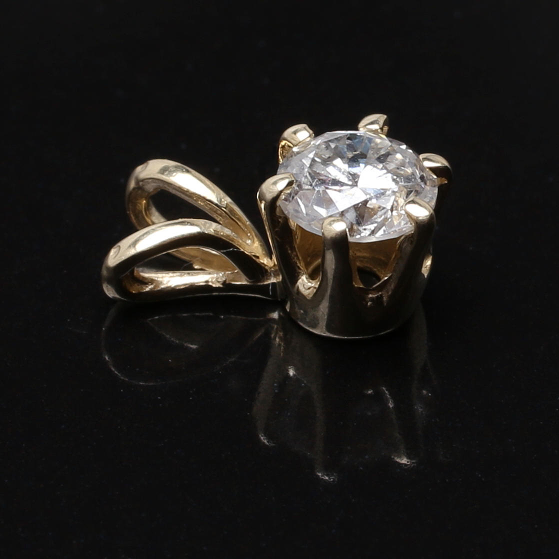 HÄNGE i 14 K gult guld med solitär diamant 0,40 ct.