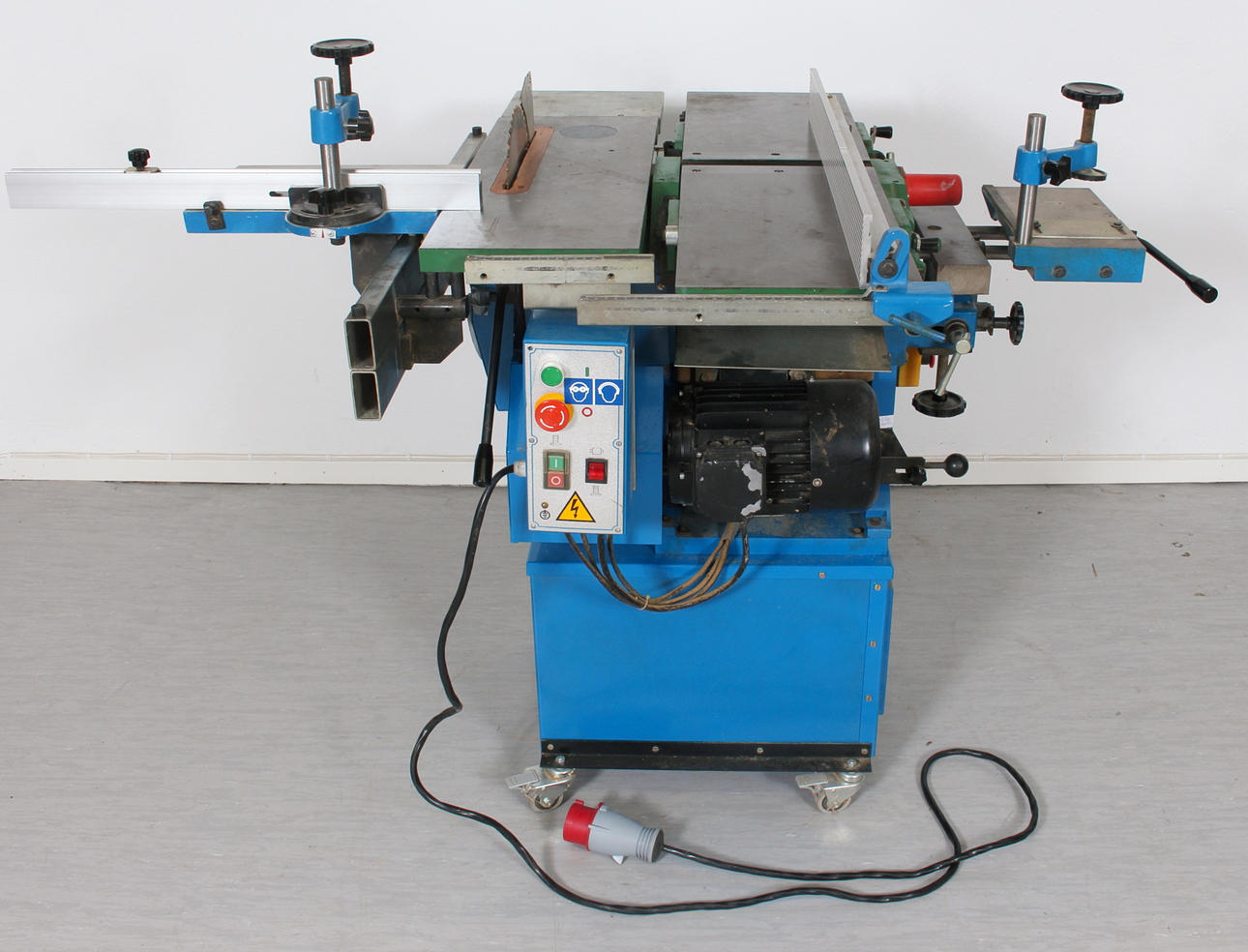 FLERFUNKTIONSMASKIN för träbearbetning.