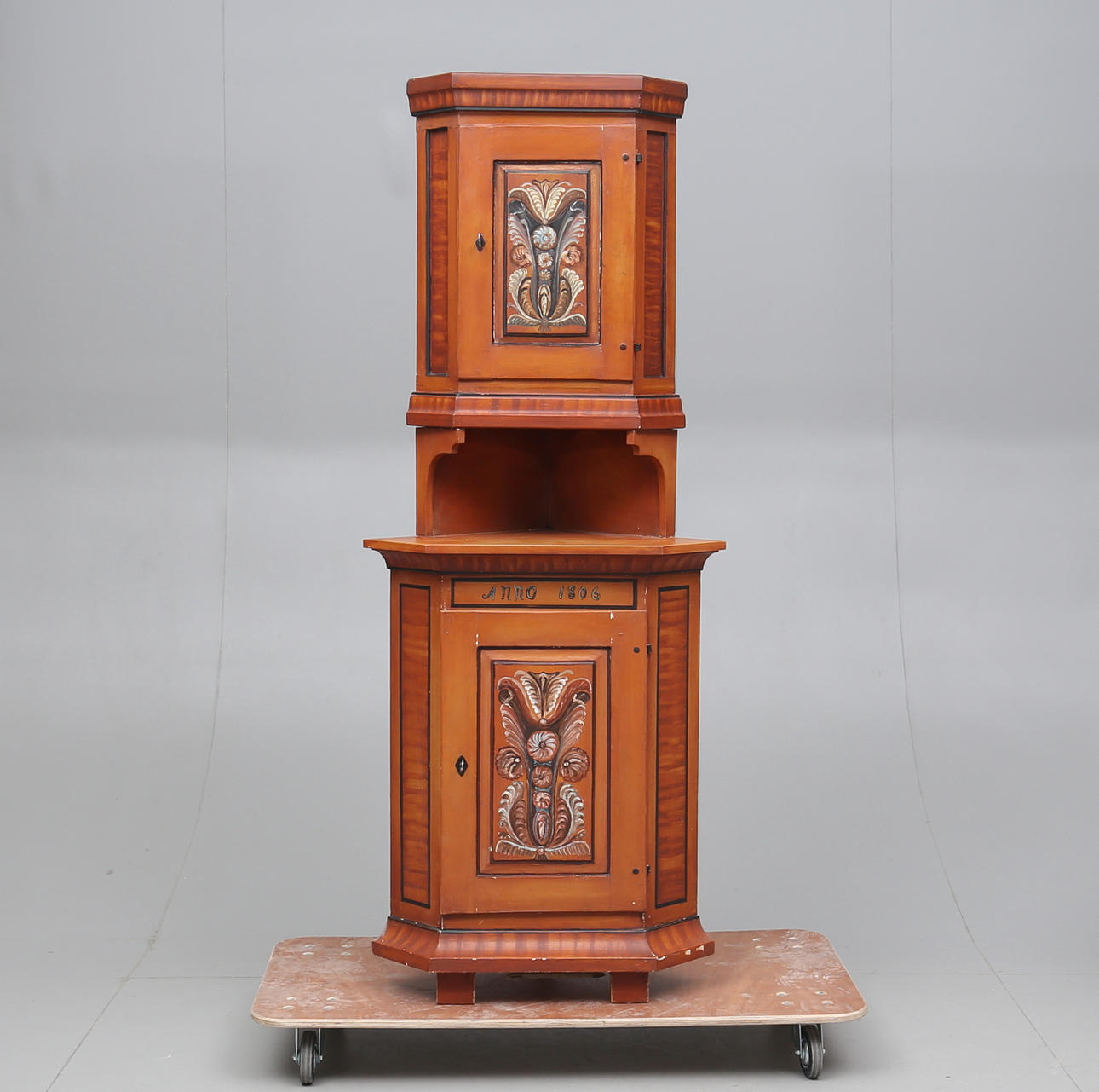 HÖRNSKÅP, allmoge, 1900-talets mitt.