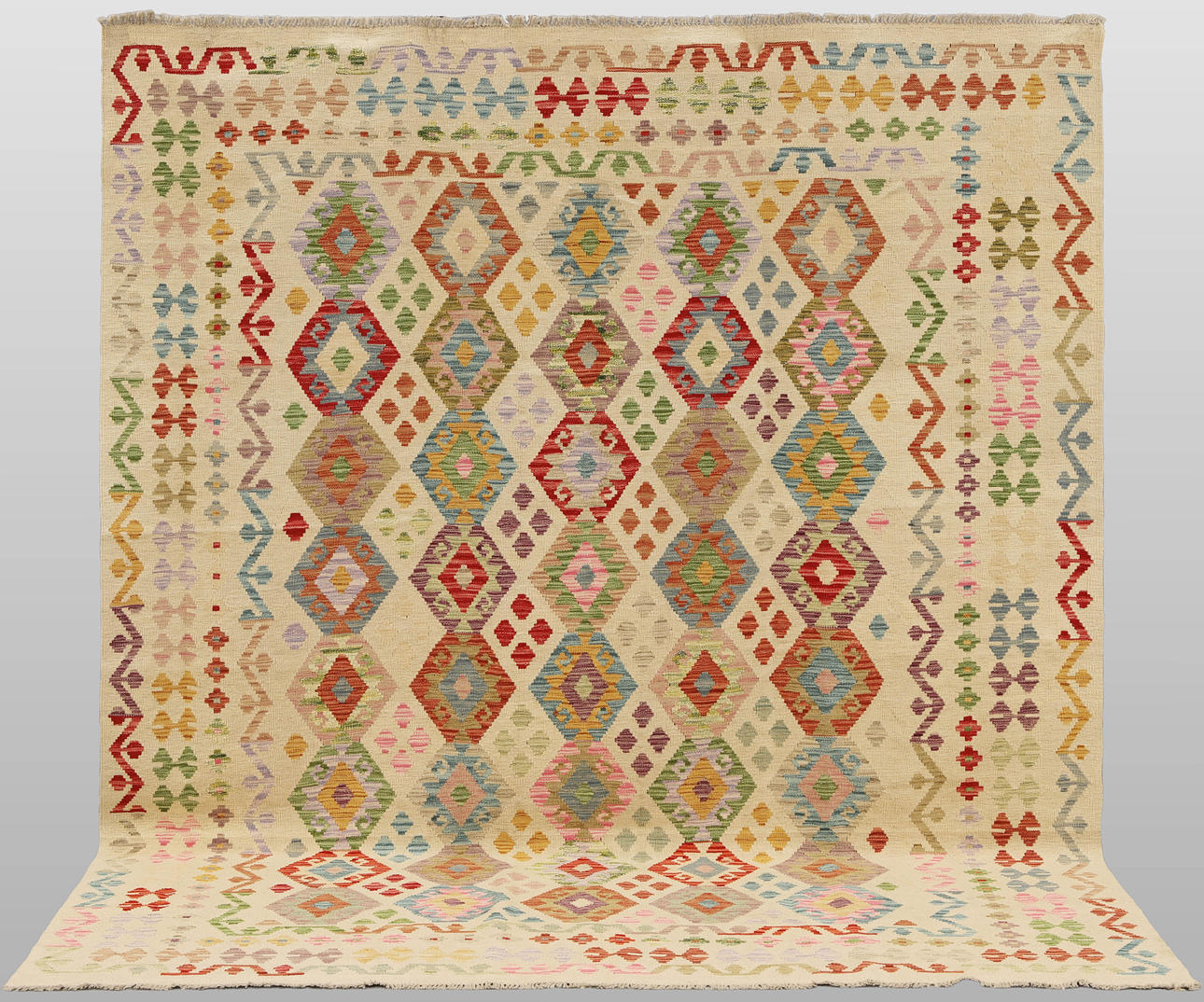 MATTA, Kelim klassisk design, 292 x 245 cm.