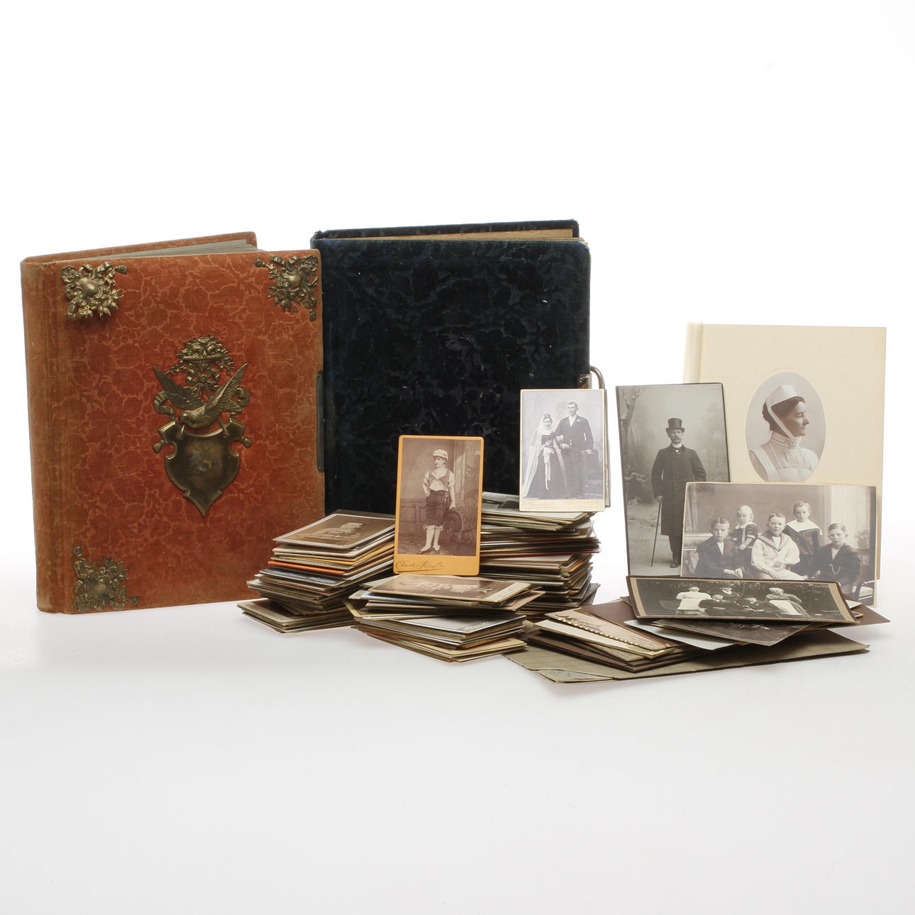 FOTOALBUM, 2 st, samt lösa FOTOGRAFIER, 1800/1900-tal.