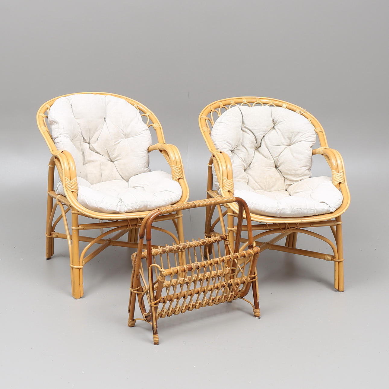 KORGSTOLAR, 2 st samt TIDNINGSKORG, 1900-talets andra hälft.