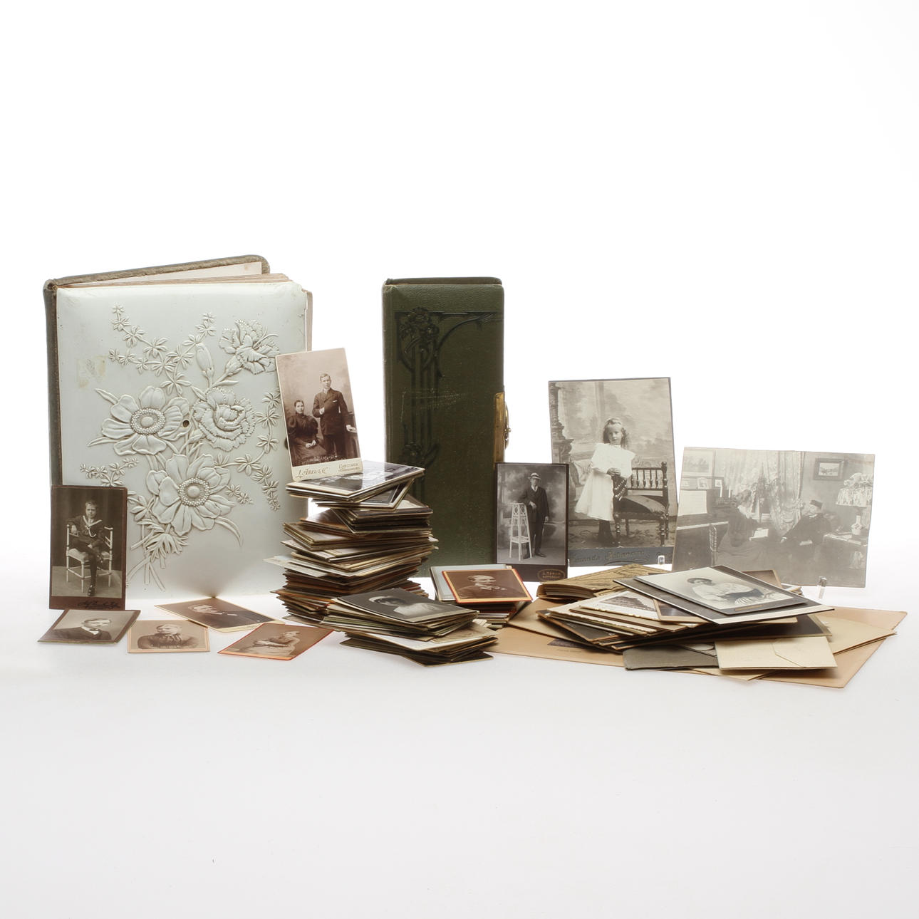 FOTOALBUM, 2 st, samt lösa FOTOGRAFIER, 1800/1900-tal.