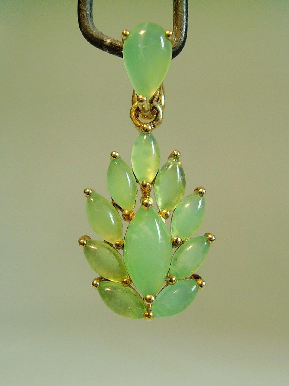 KRYSOPRAS HÄNGANDE KLIPP.