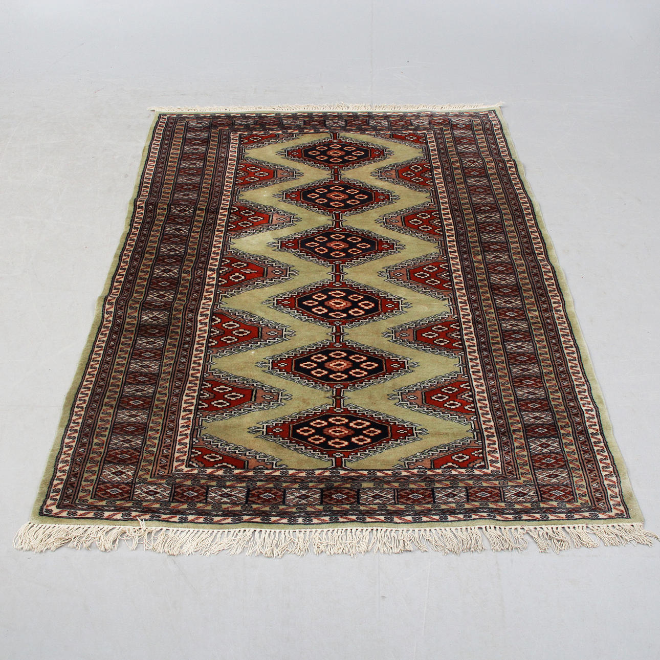 An oriental rug. 124x180.