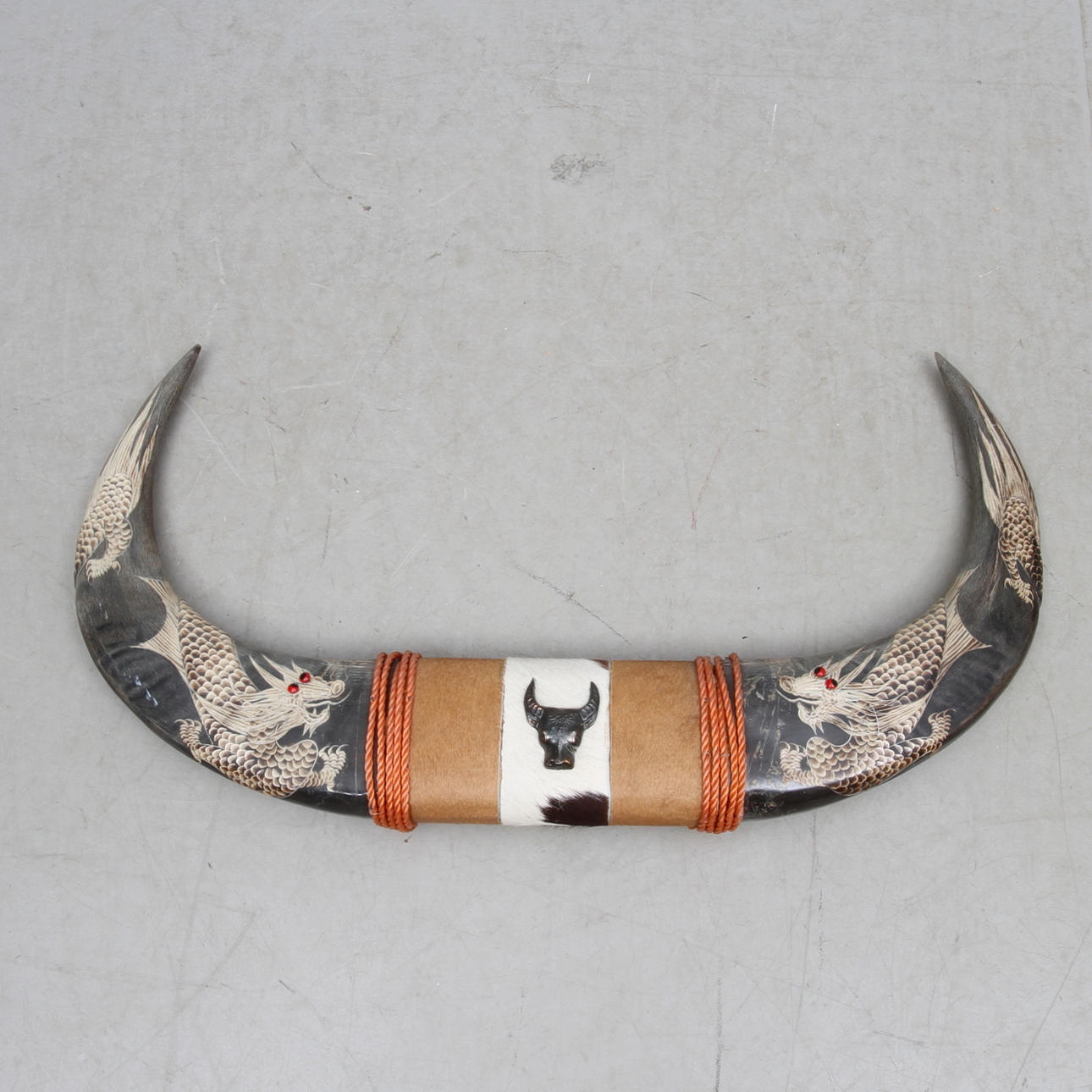 PRYDNADSHORN, buffelhorn, med dekor av drakar, orientaliskt, 19/2000-tal.