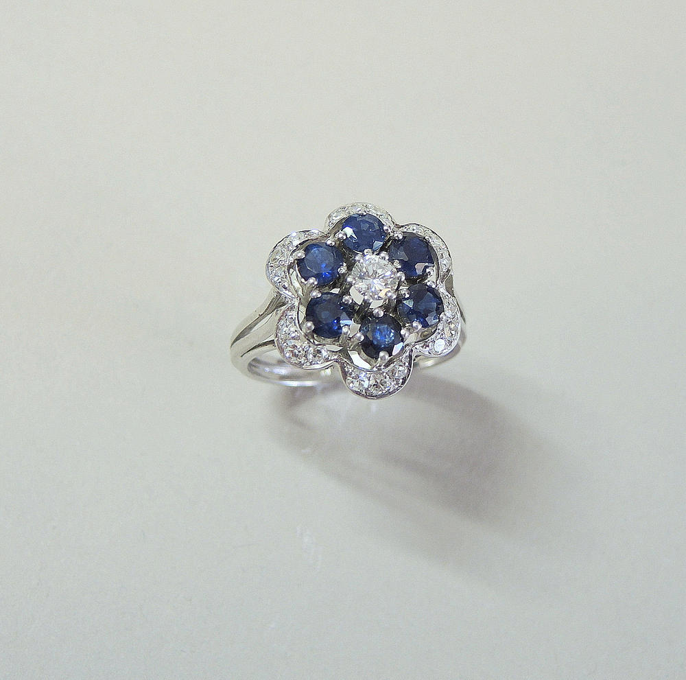 SAPHIR-DIAMANT-RING IN BLUMENFORM.
