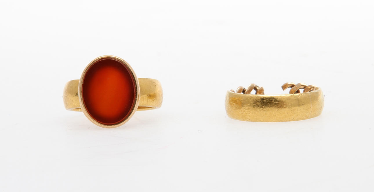 RINGAR, 2st, 23k guld, ca 14 gram.