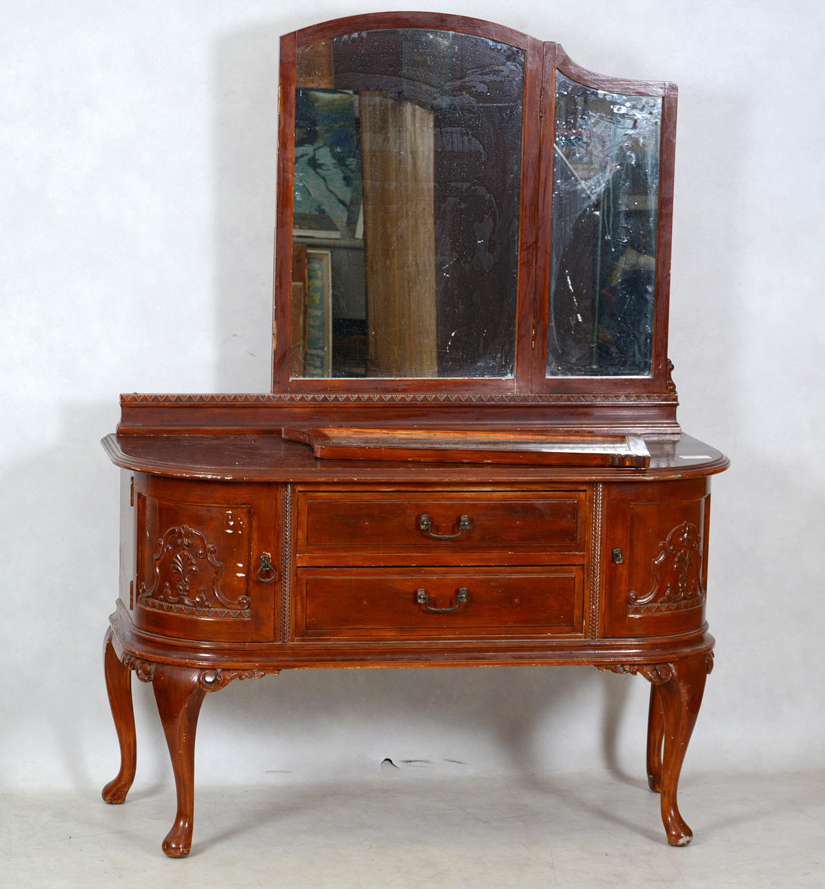 SPEGELBYRÅ, rokokostil, 1900-talets andra hälft.