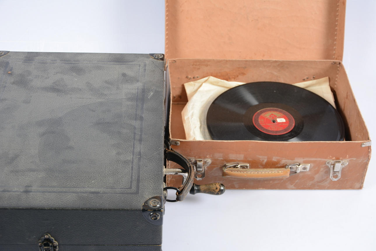 RESEGRAMOFON SAMT VÄSKA MED STENKAKOR.