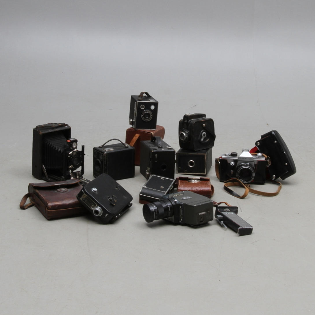 KAMEROR, 8 st, samt FILMKAMEROR, 2 st, bland annat Praktica LTL, Six-20 Brownie, Jelco Zoom 77, 1900-tal.