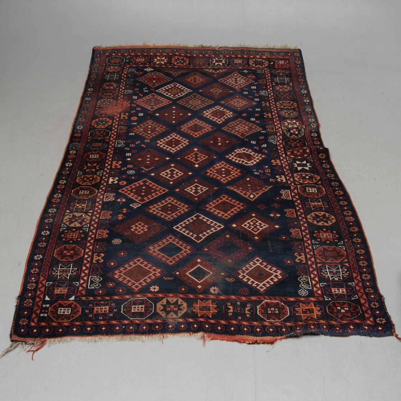 MATTA, orinetalisk, ca 236 x 154 cm.