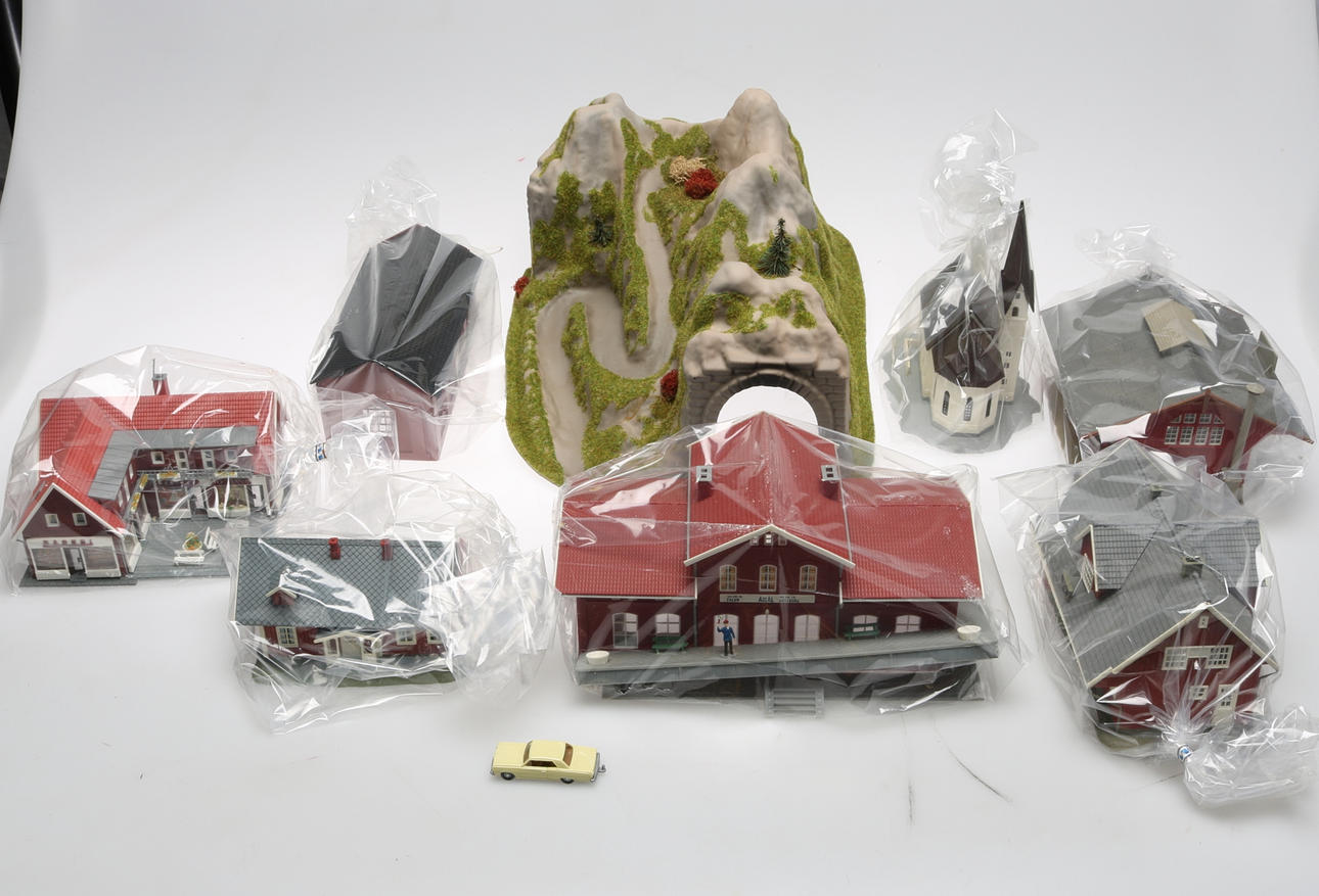 MODELLJÄRNVÄG SAMT TILLBEHÖR, bl.a. Märklin och Pola.