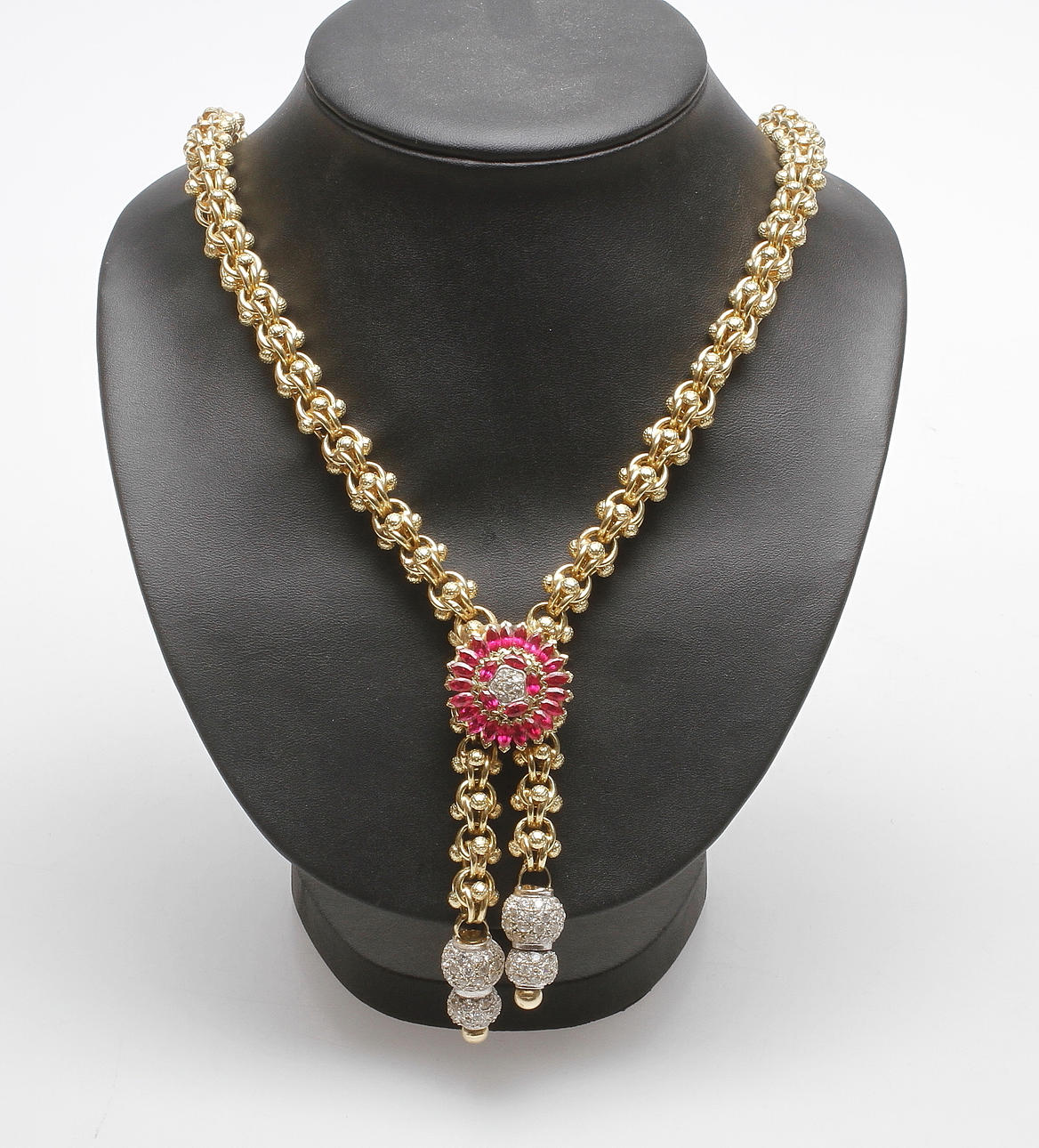 HALSBAND MED RÖDA O VITA STENAR, 14k guld, total vikt ca 78,7 gr.