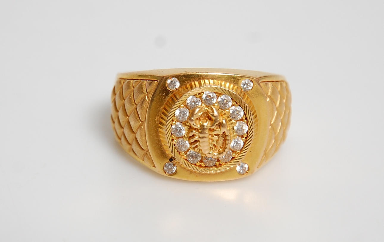 KLACKRING," Skorpion " 21 K guld, vikt 14 g.