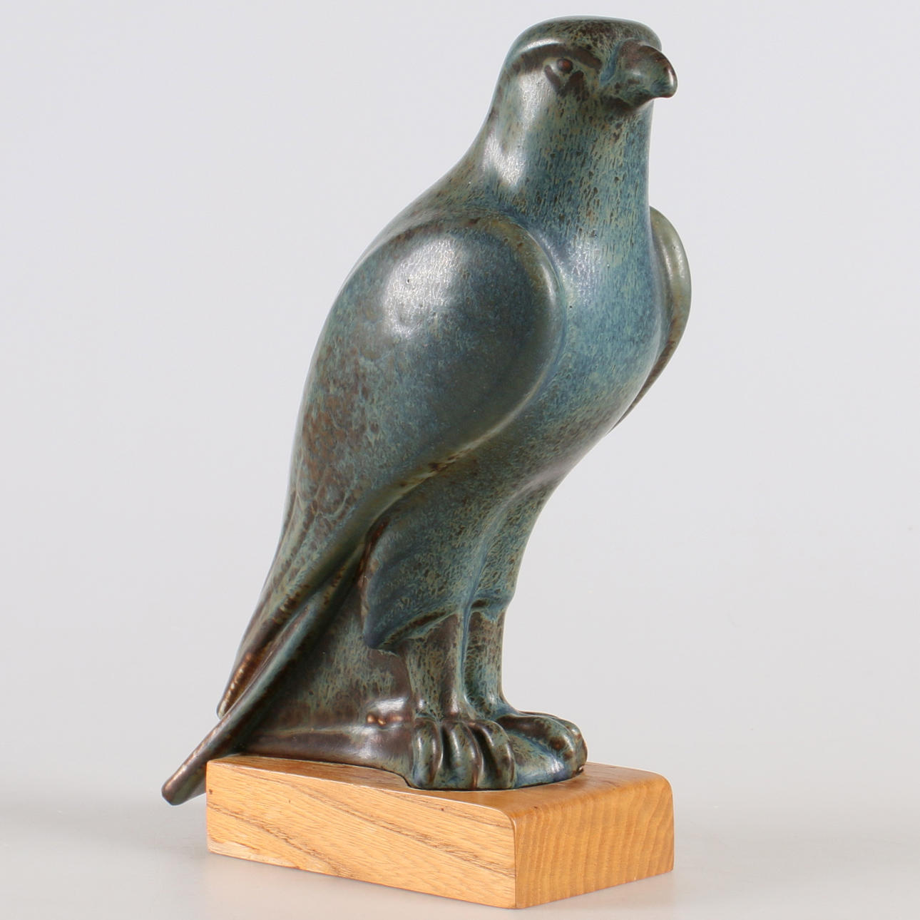 FIGURIN, stengods, falk, Gunnar Nylund, Rörstrand, signerad GN.