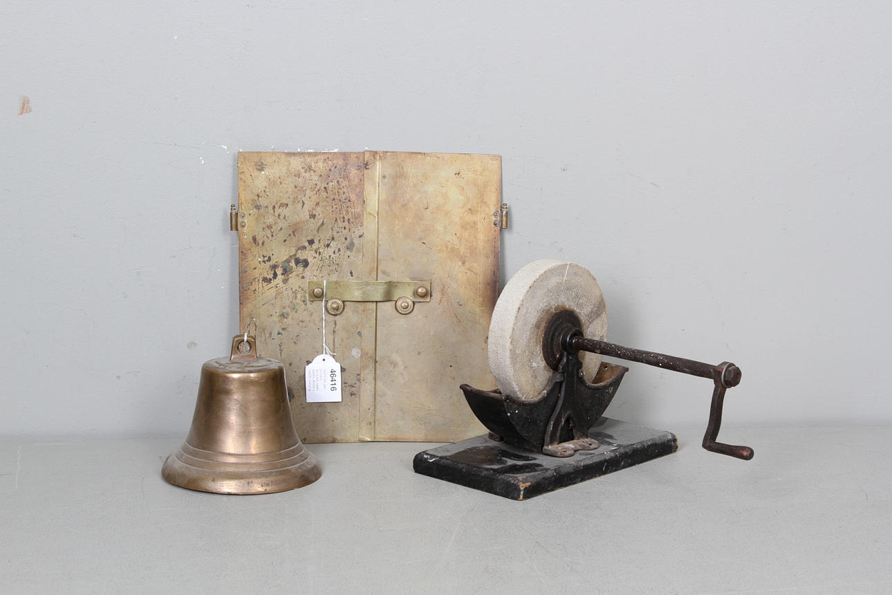 SLIPSTEN, järn på träfot, KLOCKA, malm, KAKELUNGSLUCKOR, mässing.