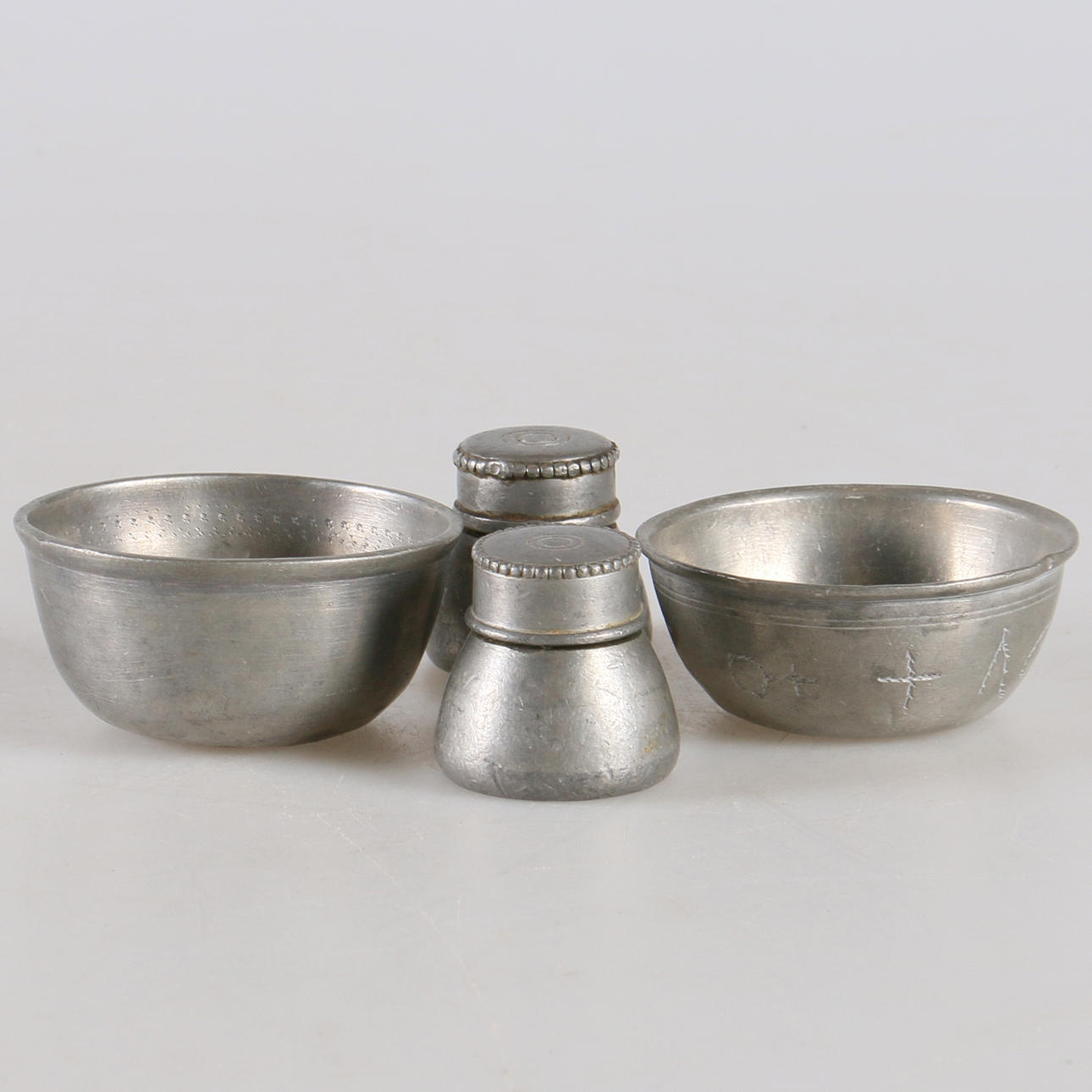 SUPKOPPAR, samt lockdosor, 4 delar, tenn, en supkopp daterad 1620.