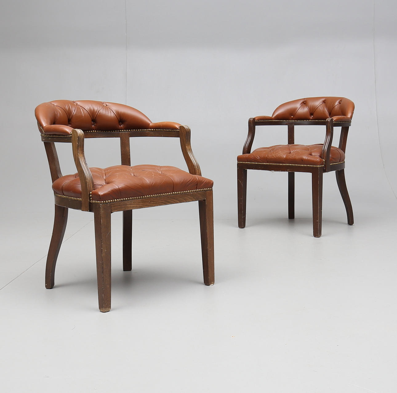 KARMSTOLAR, ett par, engelsk stil, 1900-talets andra del.